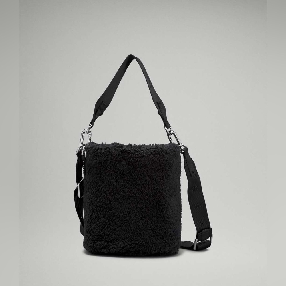 LULULEMON - Crossbody Fleece Bucket Bag 2.5L	
Black